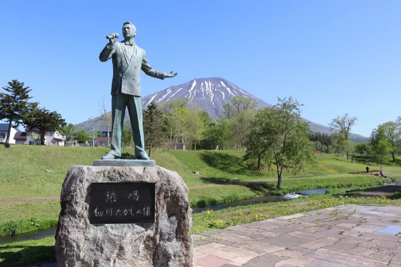 細川たかし記念像
